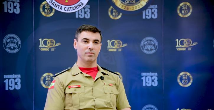 Bombeiros militares em formação representando a nova liderança da LIGABOM e o impacto na prevenção de incêndio em condomínios