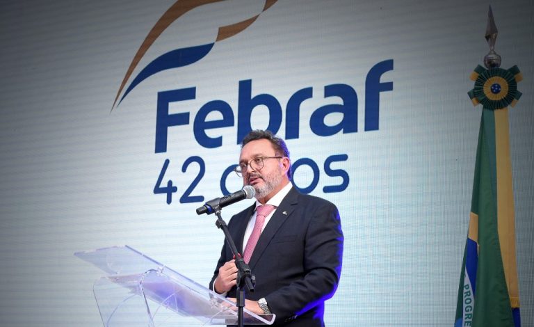 Profissional de facilities durante treinamento sobre escassez de mão de obra no setor de terceirização de serviços