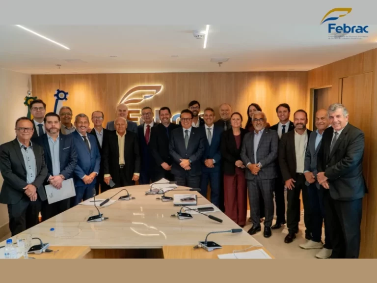 Nova diretoria da Febrac para terceirização de limpeza e conservação eleita em 2026 durante reunião institucional