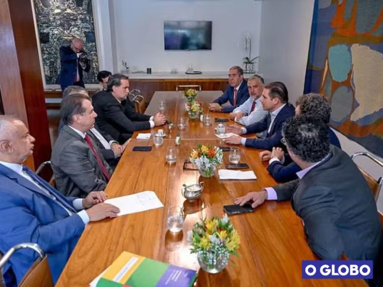Reunião de negócios sobre terceirização de serviços discutindo impactos da PEC 6x1 em sala de conferências executiva