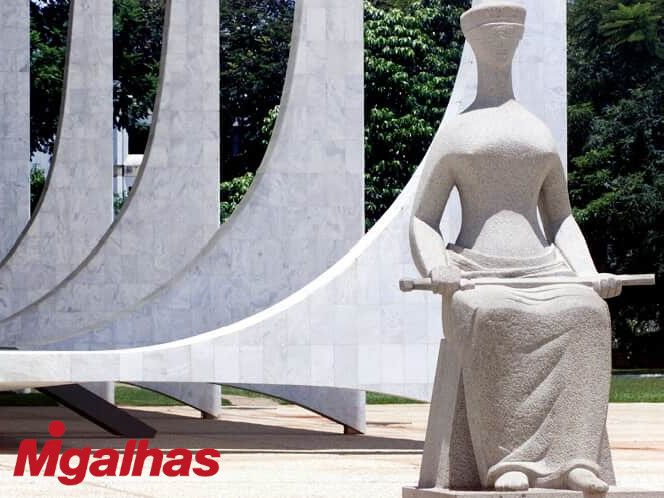Escultura em pedra representando justiça e equidade no ambiente do STF, simbolizando a decisão sobre lei da igualdade salarial para empresas