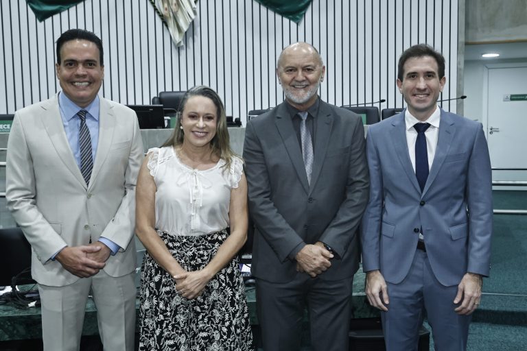 Representantes do setor de terceirização de serviços em evento formal celebrando 40 anos do Seacec na Assembleia Legislativa do Ceará