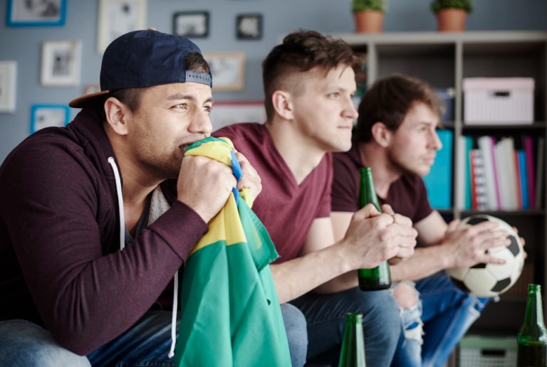 Moradores assistindo Copa do Mundo em área comum de condomínio com gestão condominial adequada para eventos esportivos