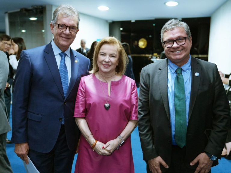 Reunião empresarial discutindo terceirização de serviços e mudanças na escala 6x1 com executivos em ambiente corporativo