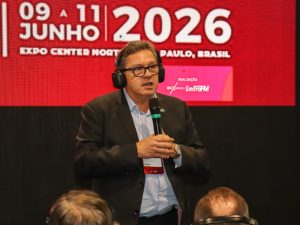 Palestrante apresentando sobre facilities management e inovação em serviços na Arena CEBRASSE da Expo InfraFM 2026