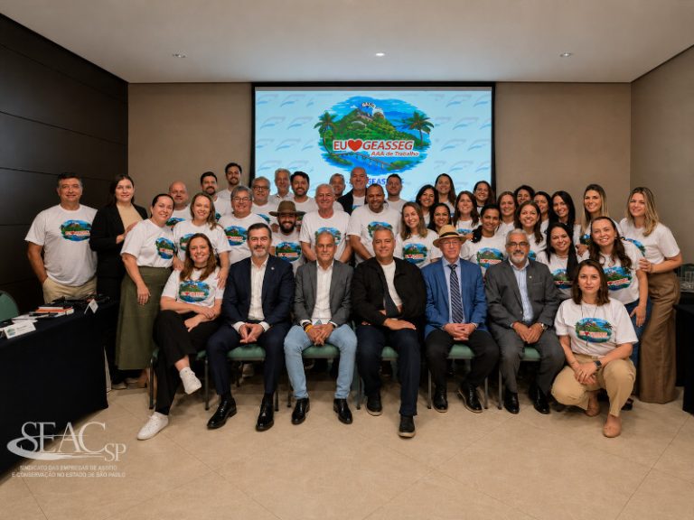 Lideranças da terceirização de serviços reunidas no 44º GEASSEG no Espírito Santo posando para foto em grupo durante evento do setor