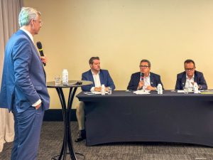 Reunião estratégica sobre terceirização de serviços com executivos discutindo impactos da PEC do fim da escala 6x1 no setor de facilities