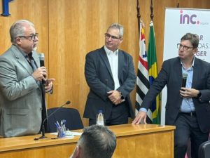 Especialista em Reforma Tributária apresentando impactos para empresas de terceirização de serviços em evento corporativo